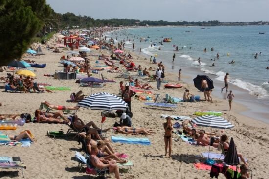 El bon clima fa que la platja sigui un dels espais més concorreguts durant el període d'estiu.