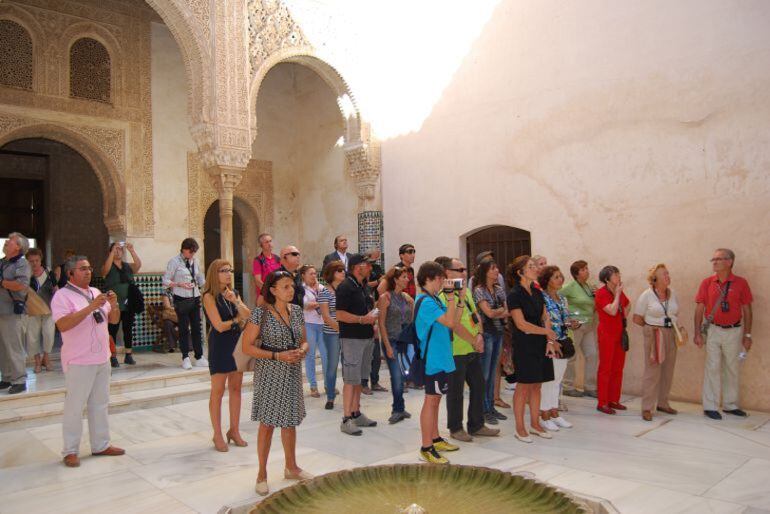 Visitantes pasean por la Alhambra de Granada