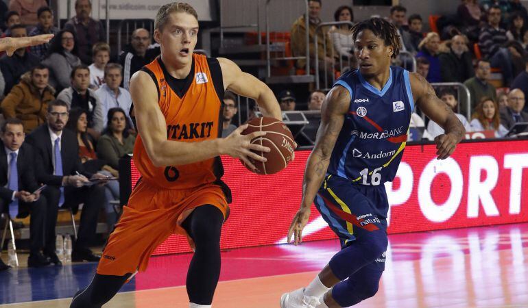 El base sueco del Fuenlabrada Ludde Hakanson (i) durante un lance de juego del pasado fin de semana ante Andorra