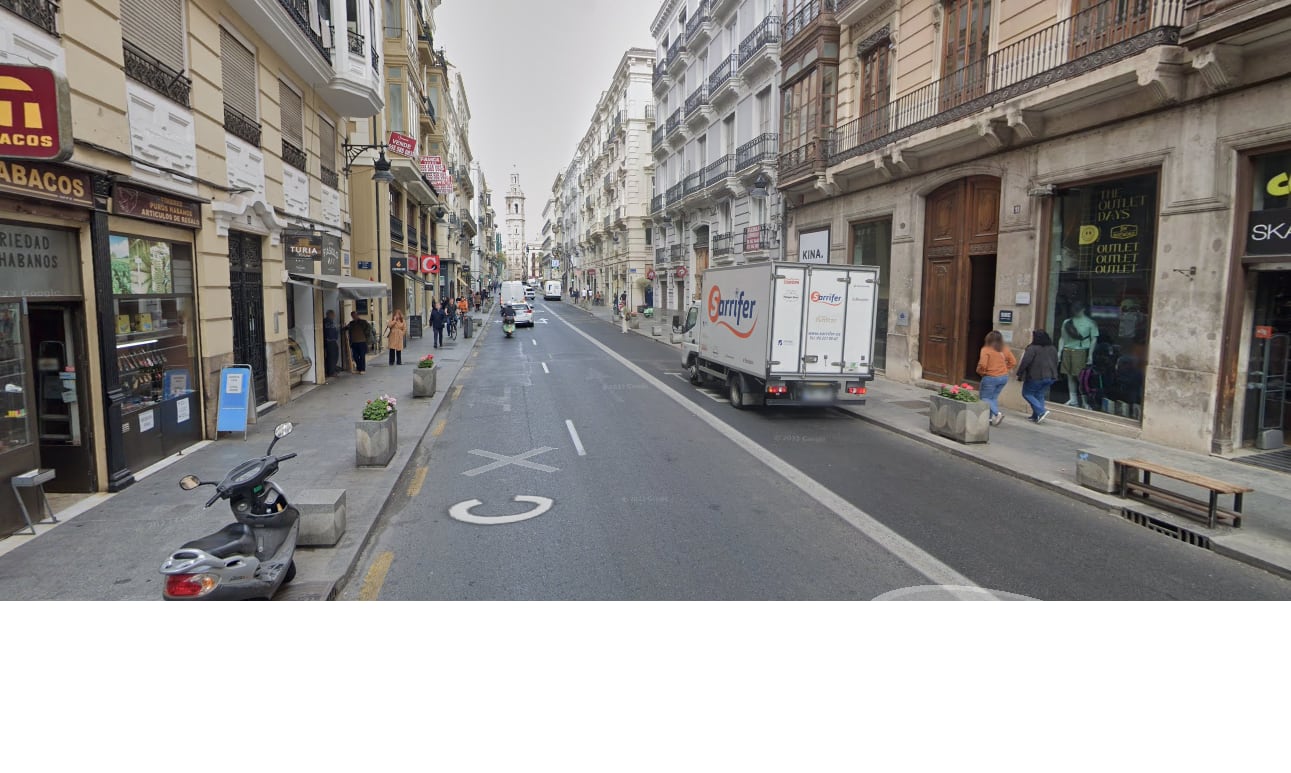 Furgoneta estacionada en el carril bus de la calle la Paz de València