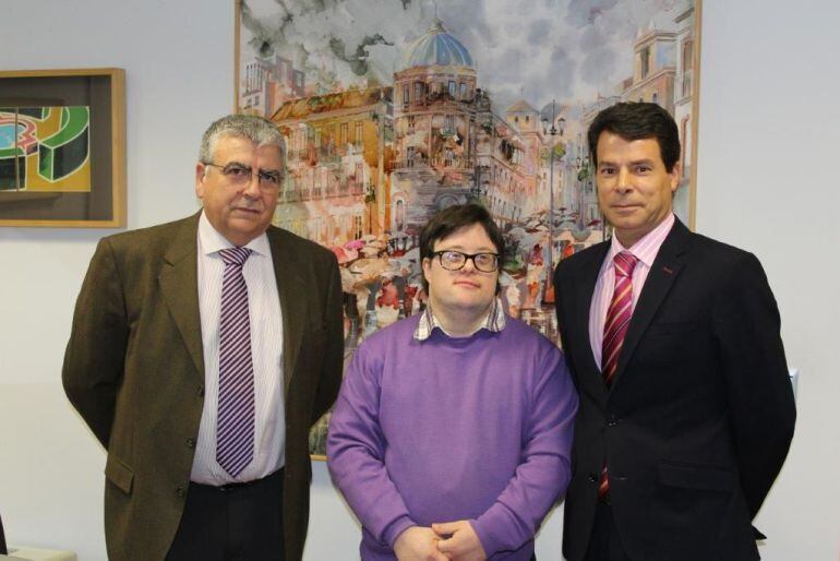 El actor Pablo Pineda, en el centro, junto a directivos de la empresa de aguas de Granada EMASAGRA