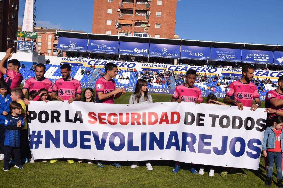 Futbolistas del Linares Deportivo portan la parcanta reivindicativa 