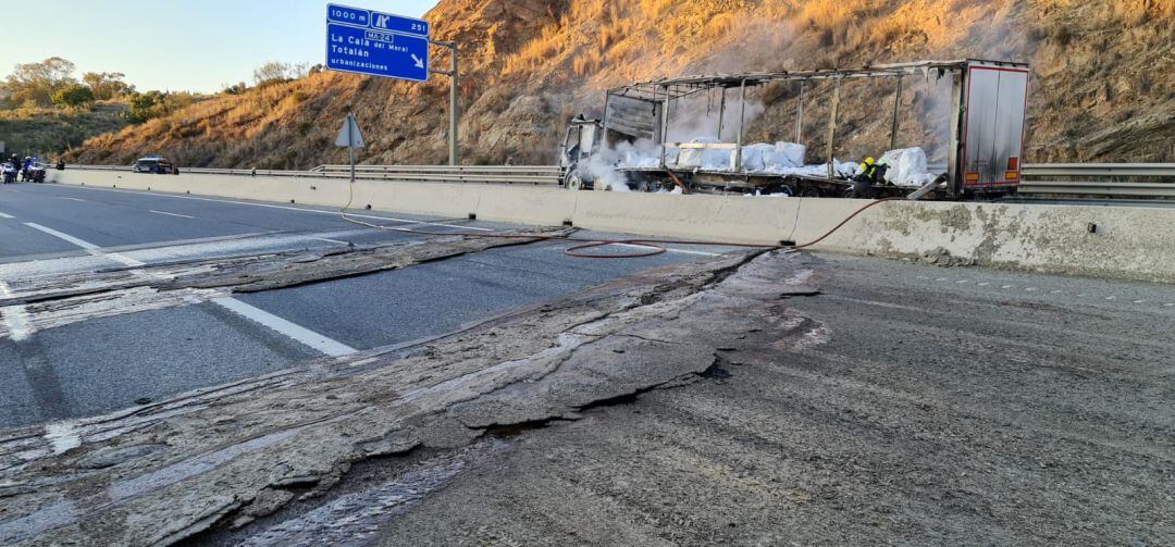 Camión incendiado con mercancías peligrosas en la A7, en el km 254, en sentido Málaga a la altura de Rincón de la Victoria (Málaga)