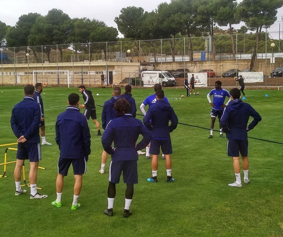 Los jugadores del Real Zaragoza atienden las instrucciones del preparador físico
