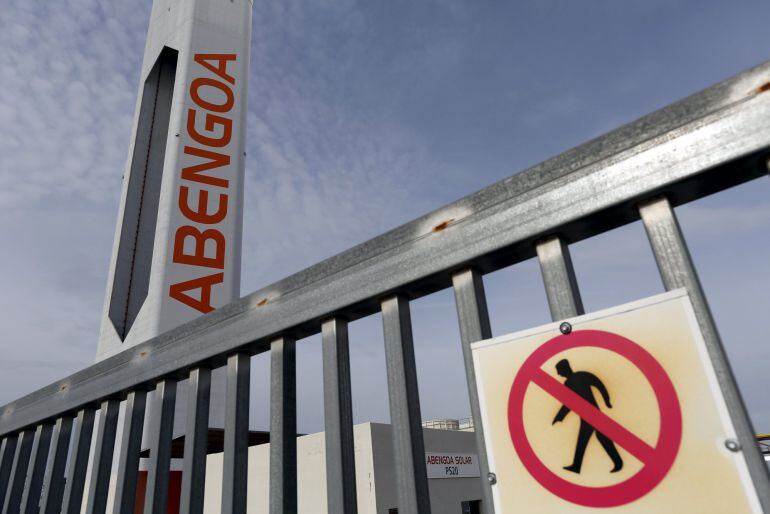 Una torre en la planta de Abengoa en Sanlucar la Mayor