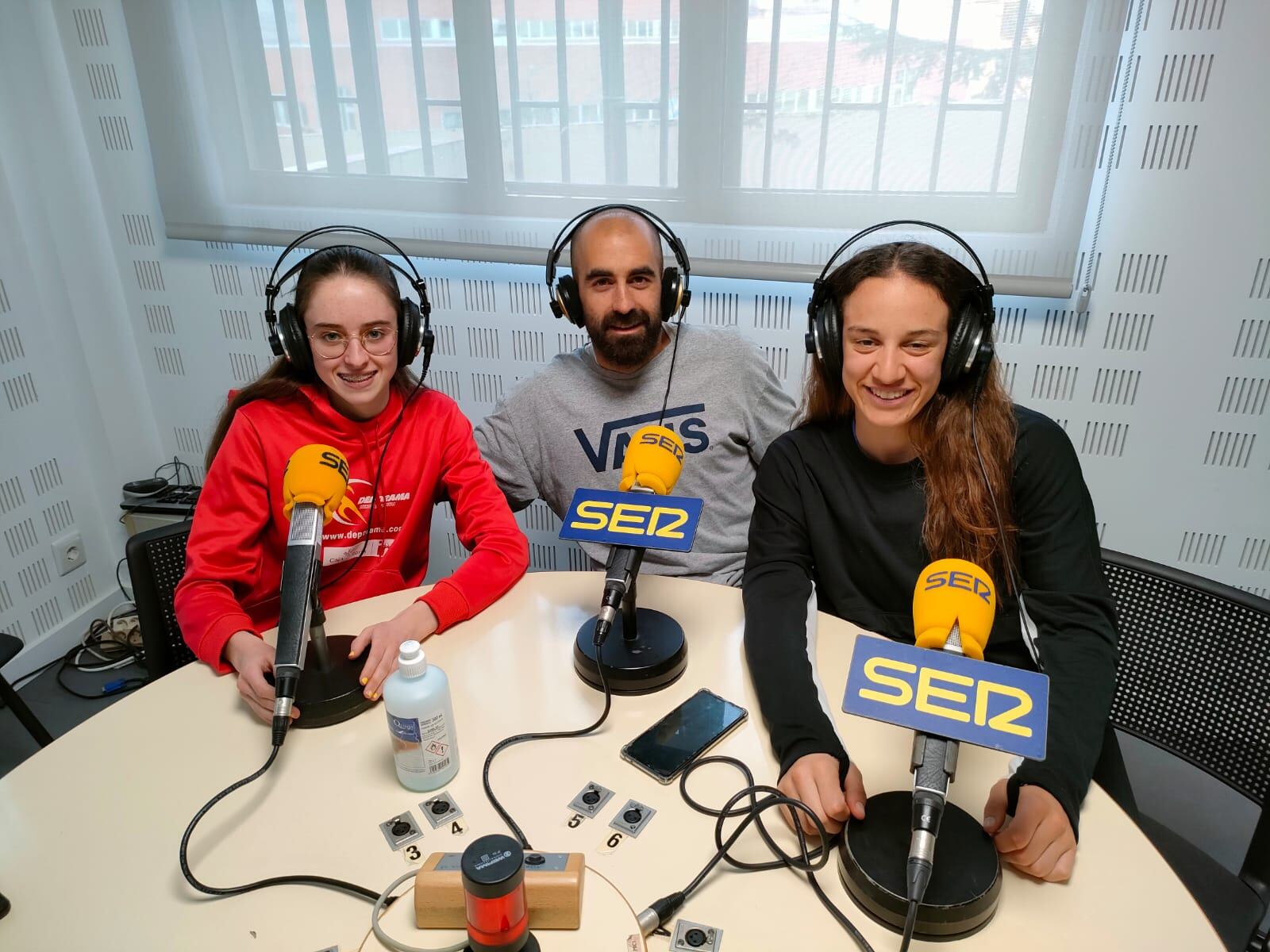 Valeria Moñux (i), Pablo Pérez y María Barceló (d), del Triatlón Soriano, en SER Deportivos Soria.