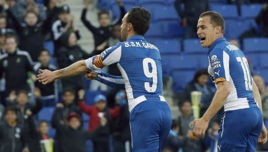 Sergio García celebra con Abraham la consecución de su décimo gol