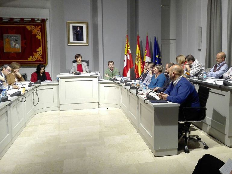 El voto de calidad de la alcaldesa sirvió al PSOE