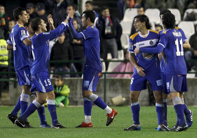 El delantero venezolano del Getafe Nicolás Fedor Miku (c) celebra con sus compañeros el gol que ha marcado al Real Betis, primero para el equipo, durante el partido de ida de los octavos de final de la Copa del Rey que ambos equipos disputan esta tarde en el estadio Benito Villamarin