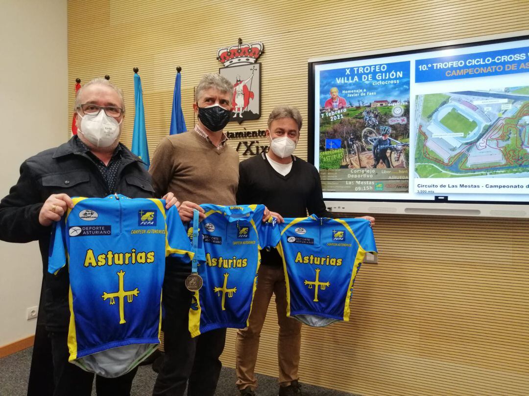 Walker, Junquera y Tuero en la presentación celebrada en el ayuntamiento.