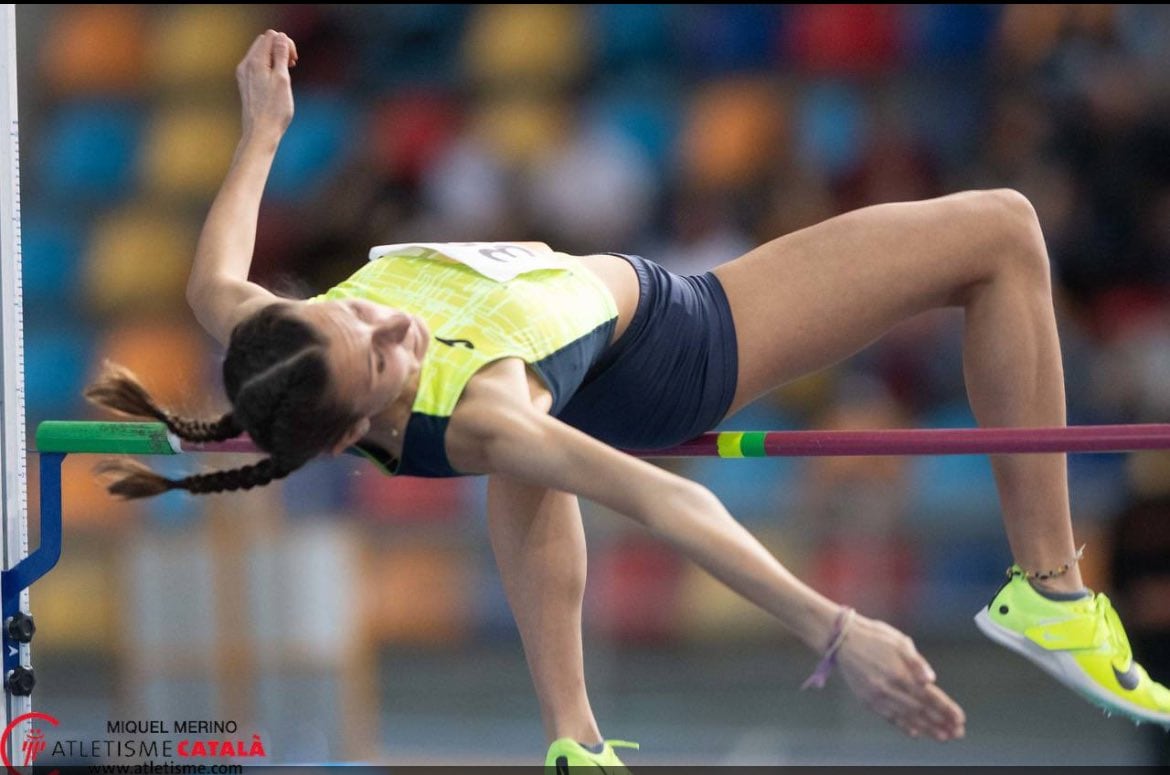 Noa Godoy al campionat de Catalunya de clubs B en pista coberta disputat aquest diumenge en el què ha batut el rècord nacional en salt d'alçada sub16.