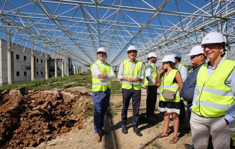 El alcalde visita el inicio de las obras de las cocheras del TUS