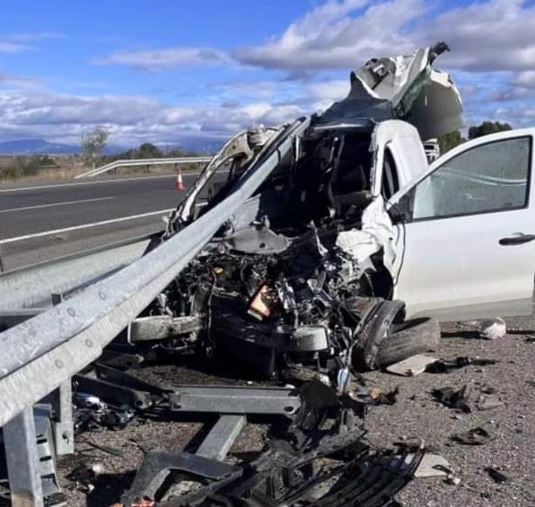 Estado en el que quedó la furgoneta tras el accidente en la A-23 en Almudévar