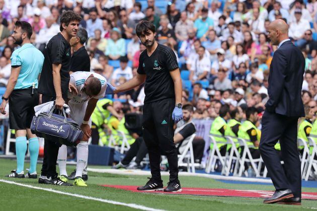 Benzema se duele de su rodilla derecha en la banda