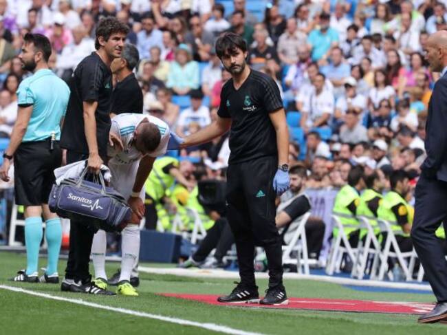 Benzema se duele de su rodilla derecha en la banda