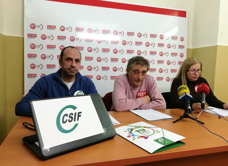 De iz a dcha José María Guerro de CSIF, Santiago Calvo de CCOO y Julia Valverde de UGT durante el anuncio de paros por parte de los trabajadores de Correos