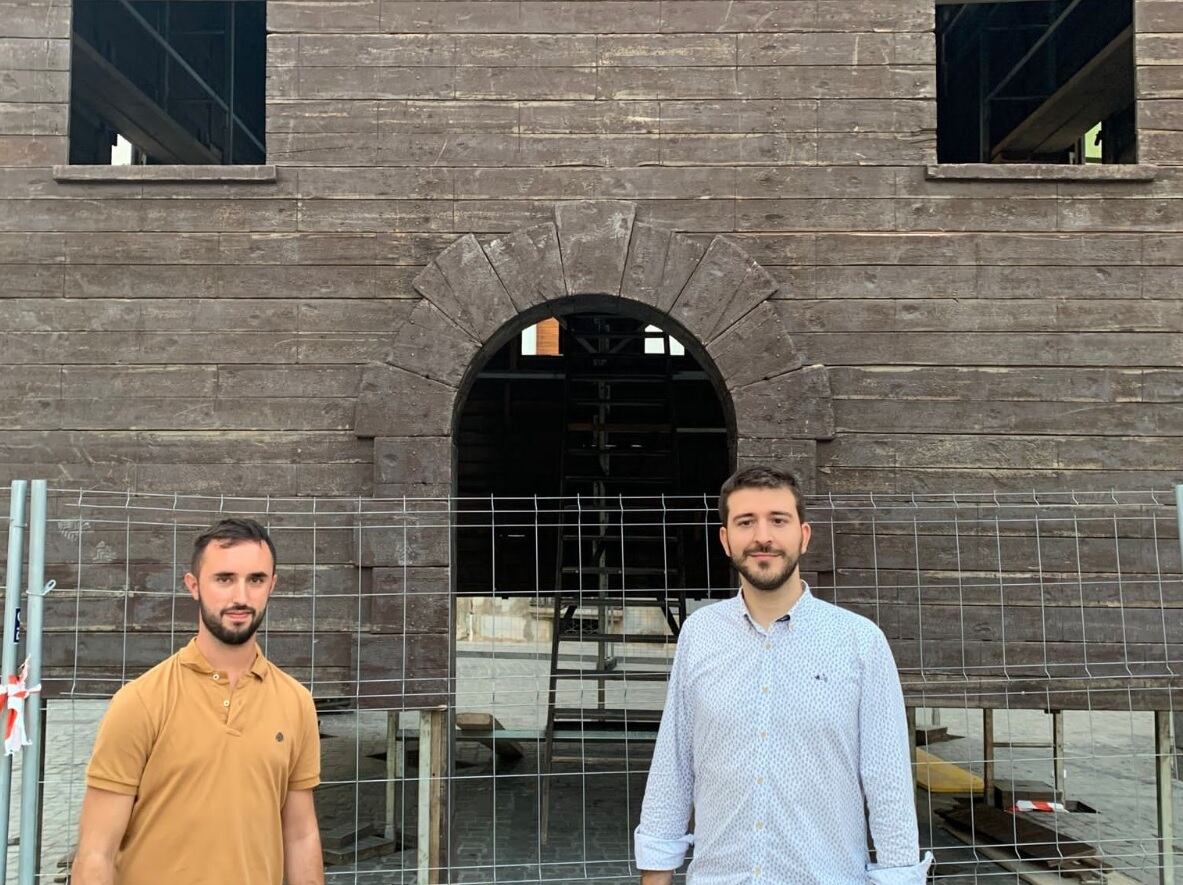 Javi Sansalvador y Jordi Pla junto al castillo de fiestas de Cocentaina en restauración