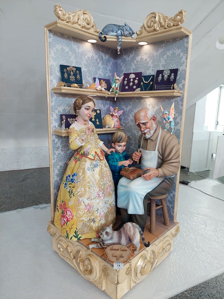 La Exposición del Ninot de las Fallas 2023 abre sus puertas con 750 figuras que rebosan diseño y sátira. Todas ellas quieren salvarse de las llamas gracias al voto popular.