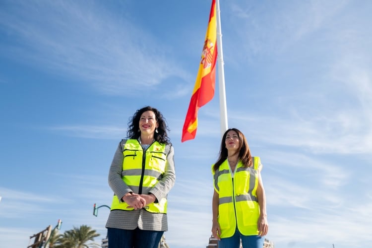 La bandera de España más grande de la provincia presidirá el Puerto de Almería.