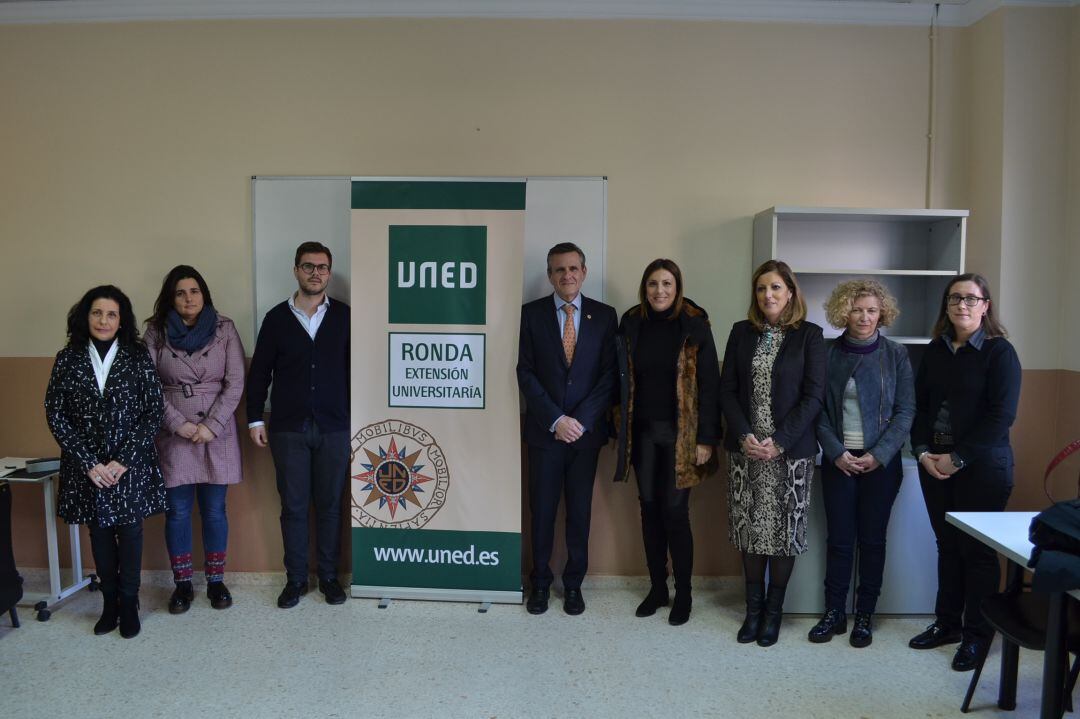 La alcaldesa, María de la Paz Fernández y el director de la UNED en Málaga, Luis Grau, junto a los concejales Ángel Martínez, María del Carmen Martínez y Josefa Valle han estado presente en la inauguración