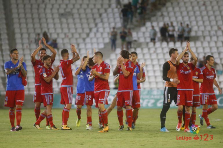 Los jugadores del Real Zaragoza celebran la victoria que consiguieron contra el Córdoba en el estadio El Arcángel 