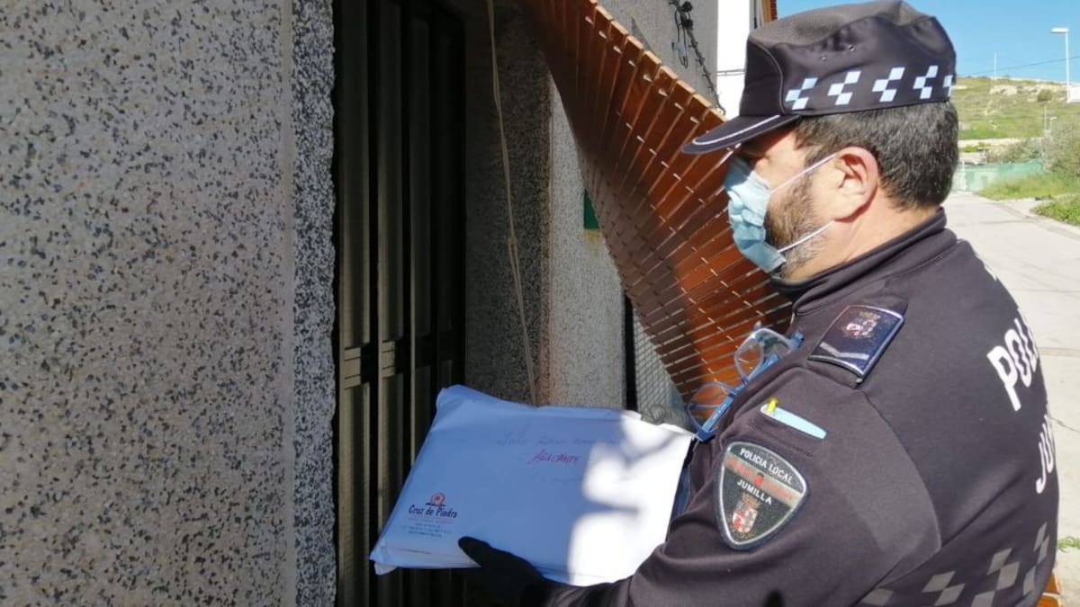 Jumilla pone en marcha desde hoy el servicio de entrega a domicilio de material didáctico a los alumnos
