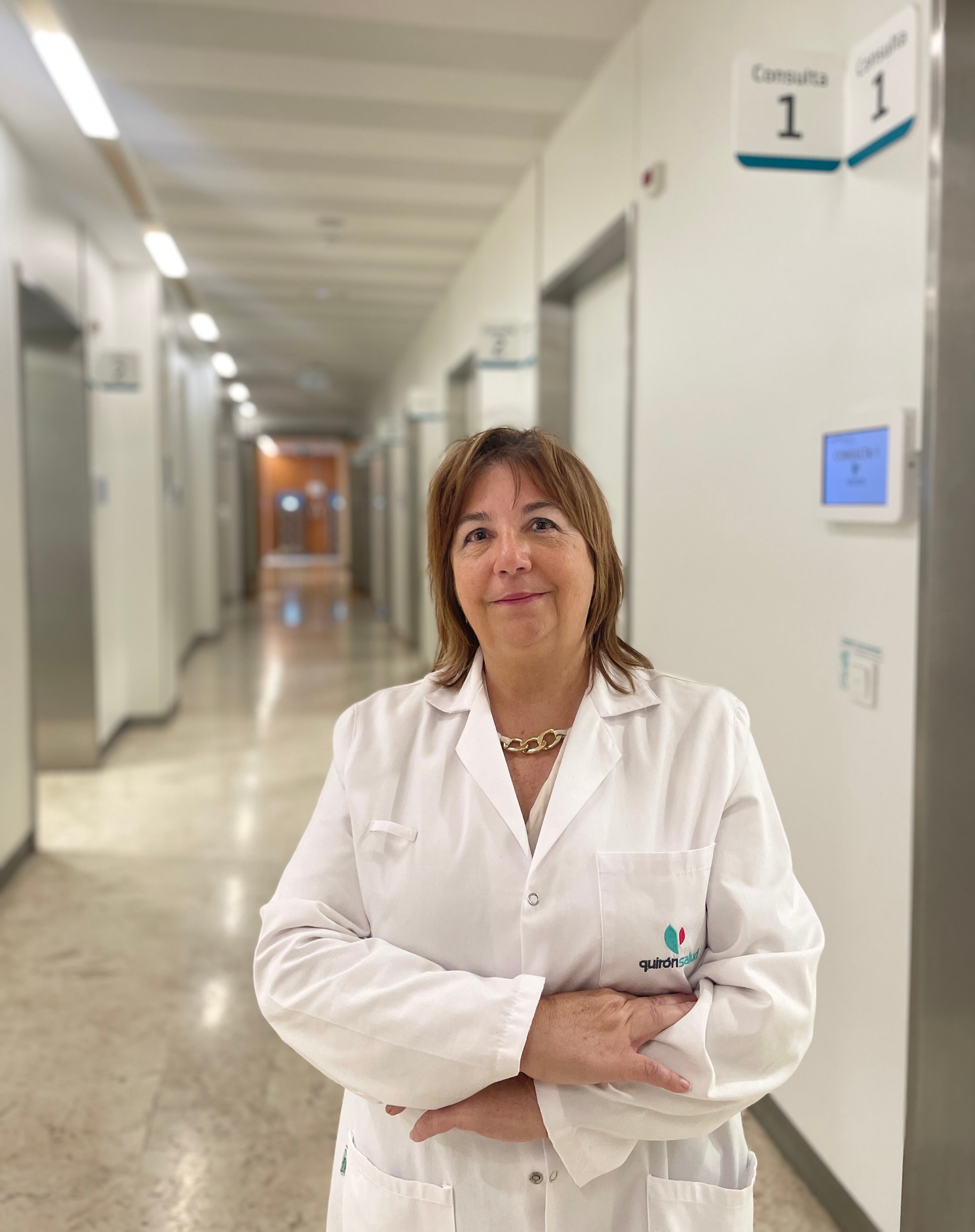 Auxiliadora Caballero García, coordinadora del Servicio de Urgencias del Hospital Quirónsalud Infanta Luisa de Sevilla, quien advierte de los primeros síntomas de un golpe de calor para prevenir efectos más graves durante estos días de altas temperaturas de nuevo.