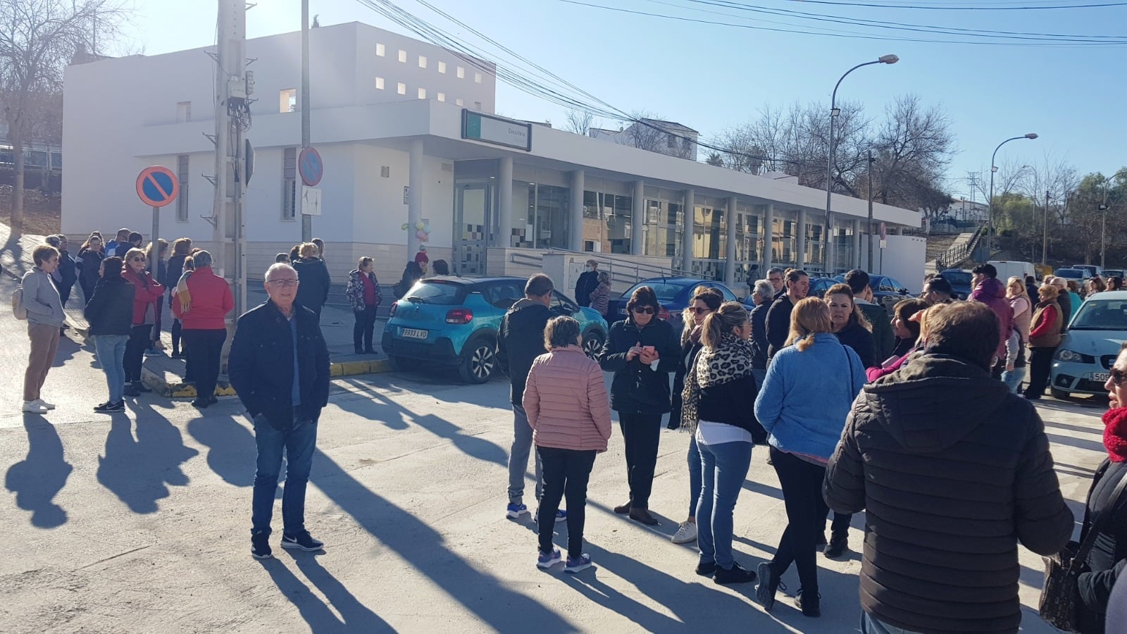 Concentración en Badolatosa en apoyo a la médica que ha sufrido acoso y actos vandálicos.