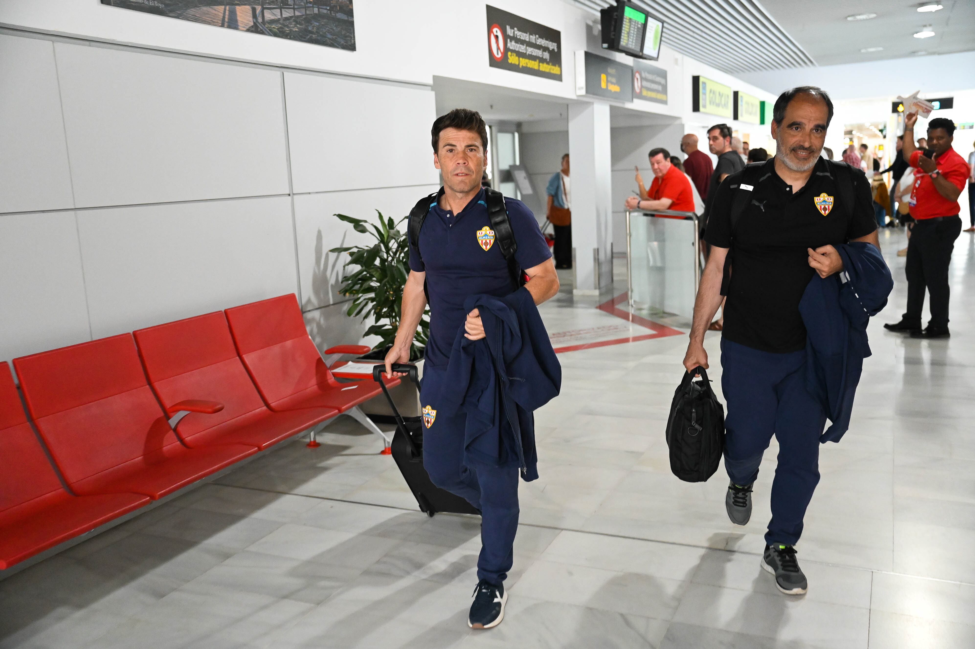 Rubi llegando al Aeropuerto de Almería con Jaume Torras.