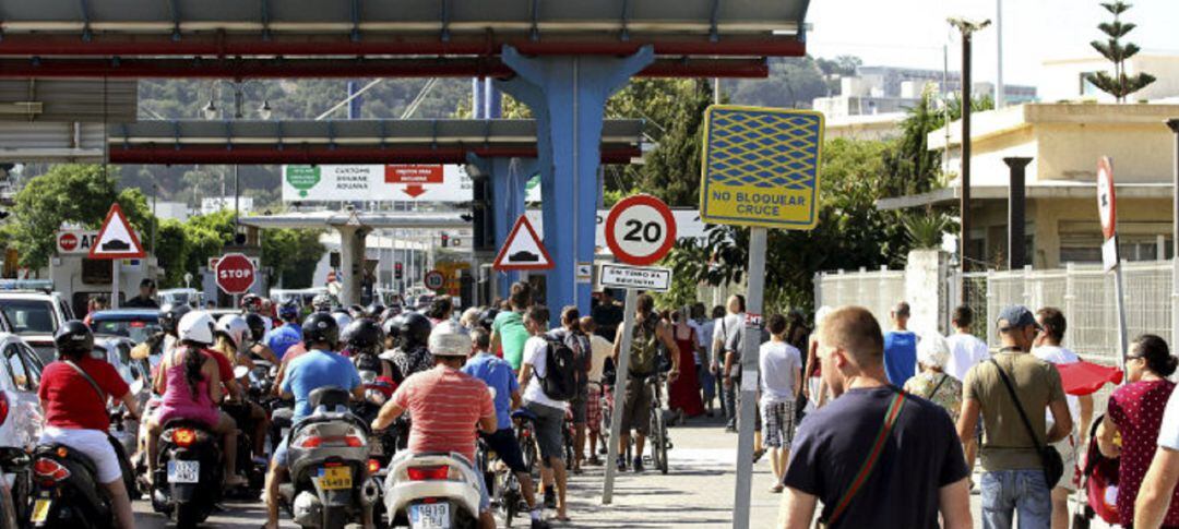 Colas de ciudadanos a la entrada por la aduana de Gibraltar 