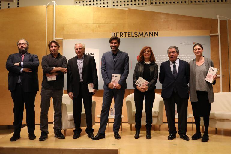 Presentación de &#039;En Antena. Libro de estilo para el periodismo oral&#039;. De izquierda a derecha: Antonio Hernández-Rodicio, Javier del Pino, Álex Grijelmo, Vicente Jiménez, Elvira Lindo y Augusto Delkáder 