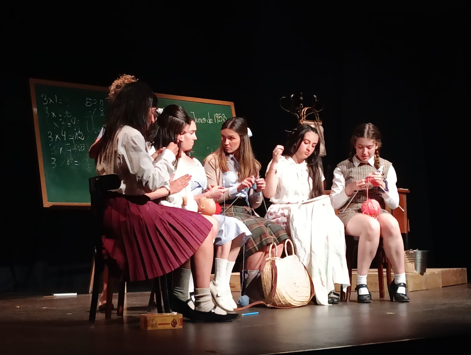 El Talller de Teatro de ArteDam llenó el miércoles la Casa de Cultura con &#039;El florido pensil (versión niñas)&#039;