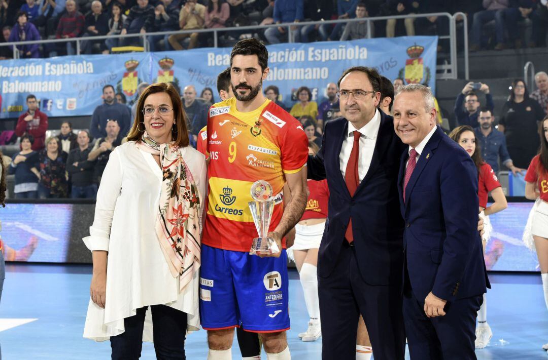 Francisco Blázquez durante la entrega del Trofeo Domingo Bárcenas a Raúl Entrerríos