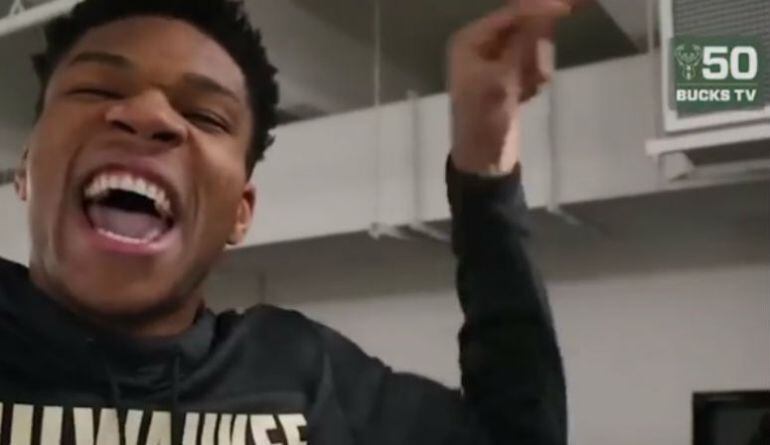 Giannis Antetokounmpo, durante la broma que le gastan al rookie de los Bucks