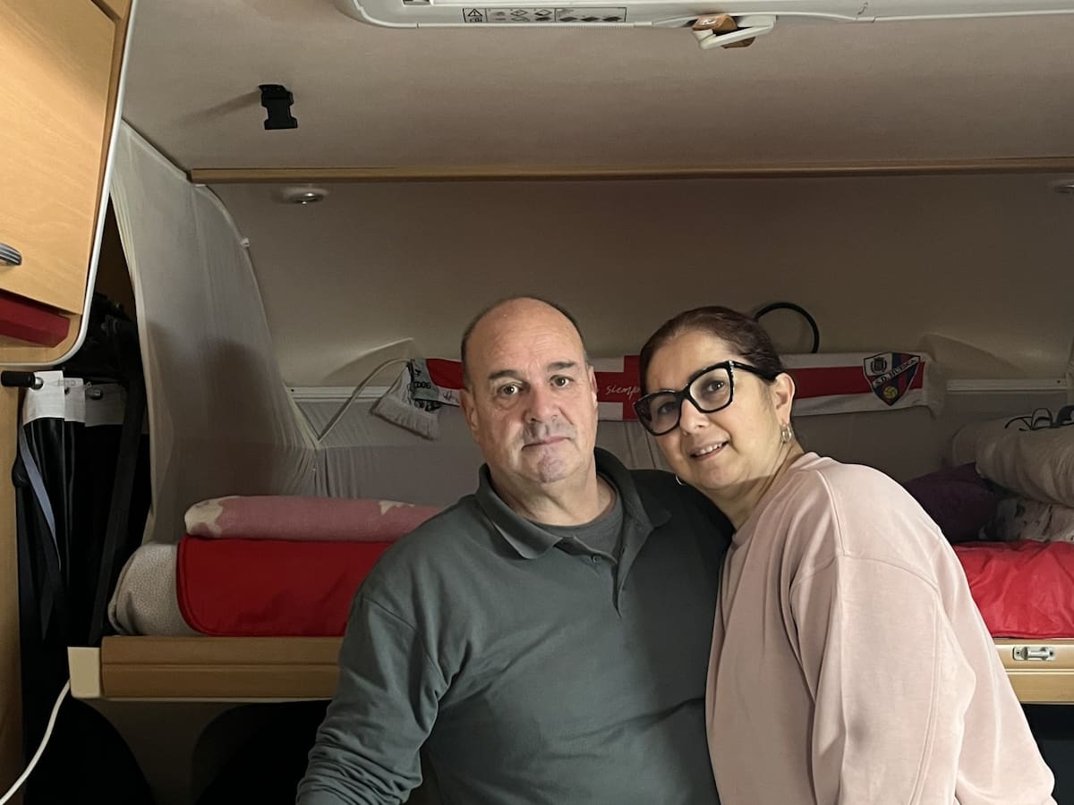 Yolanda Sanagustín y su marido se alojan en una autocaravana tras el desalojo