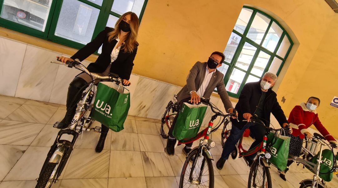 Responsables del Ayuntamiento de Jaén y de la Universidad de Jaén, montados en algunas de las bicicletas del programa.