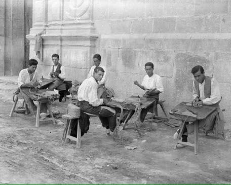 Trabajando haciendo alpargatas. Elche (Alicante), 1922.