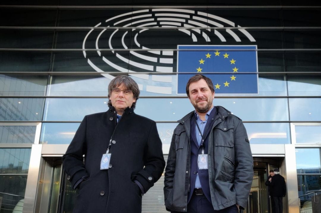 Carles Puigdemont i Toni Comín a l&#039;entrada del Parlament europeu després de recollir les acreditacions definitives que els reconeixen com a eurodiputats, el 6 de gener del 2020. (Horitzontal)