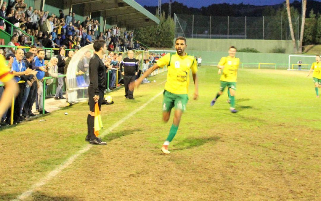 Román celebra su gol.