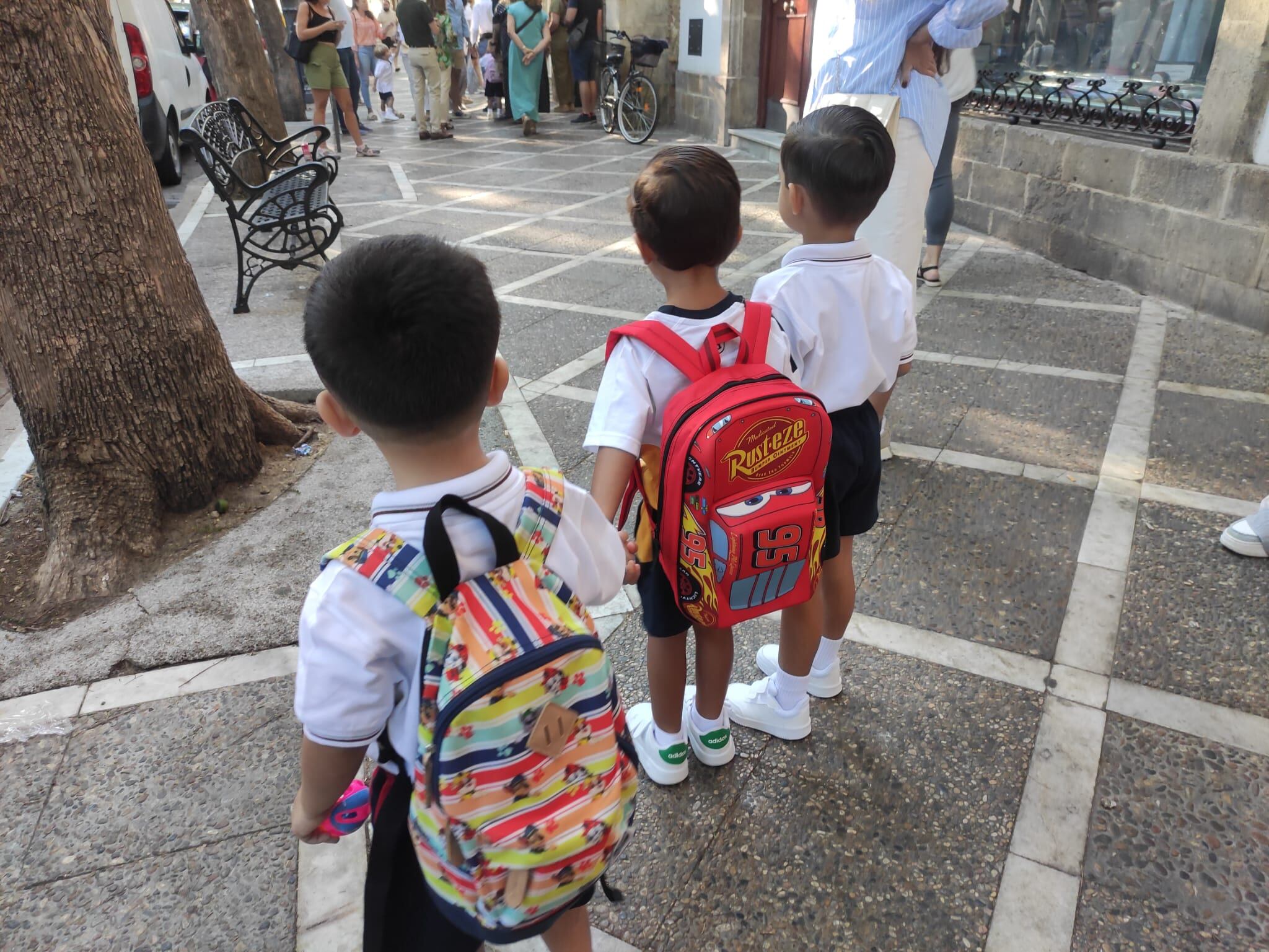 Niños volviendo al colegio en un centro educativo de Jerez