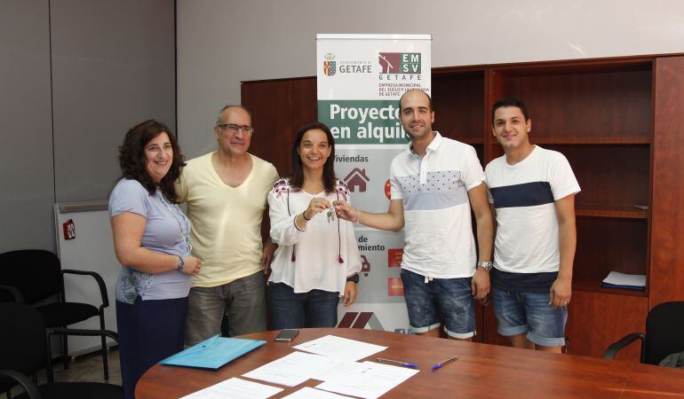 La alcaldesa entregando las llavez a una familia