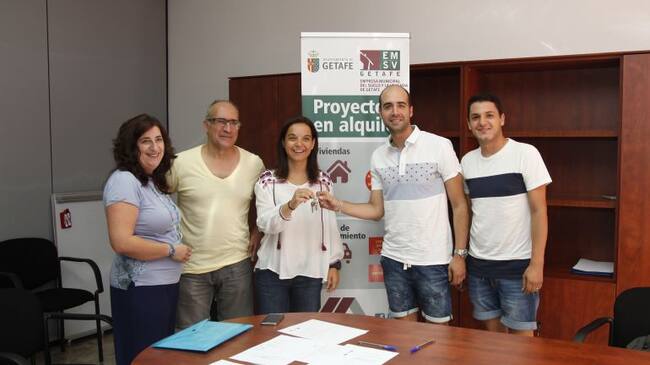 La alcaldesa entregando las llavez a una familia