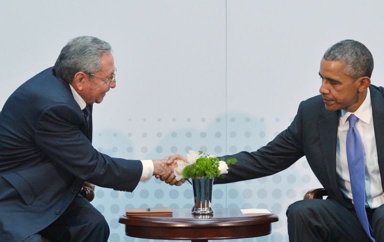 Obama y Raúl Castro se estrechan las manos durante un acto en la Cumbre de las Américas.