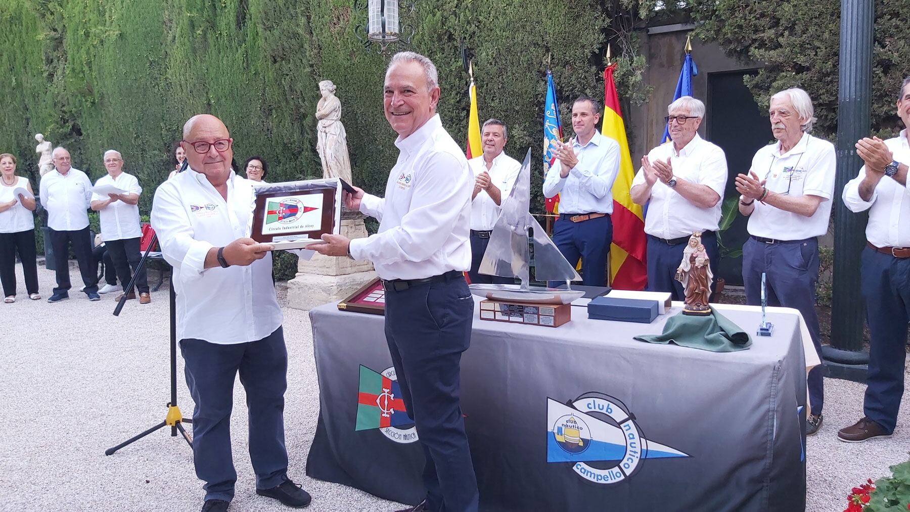 Indalecio Carbonell entrega a Pepe Abad otra metopa como un homenaje a su labor de fundador de todo lo vinculado a la regata