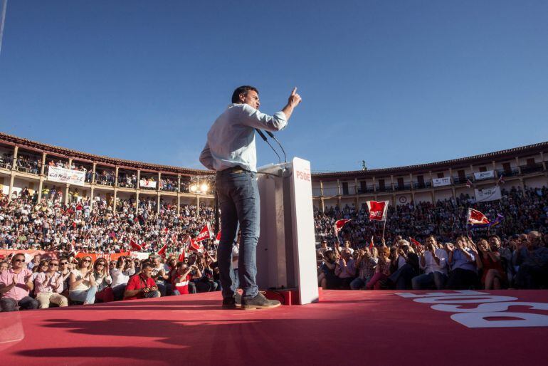 El secretarío general del PSOE, Pedro Sánchez, durante el acto electoral en la Plaza de Toros de Cáceres