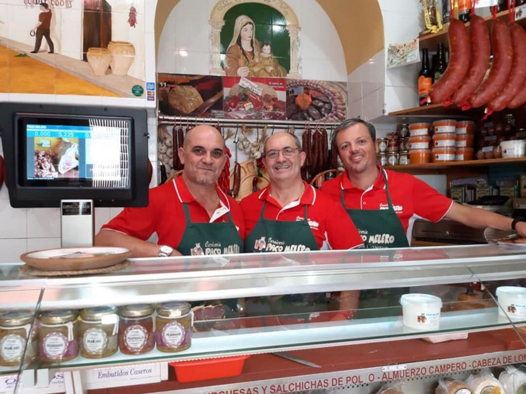 Manolo y Paco Melero y Daniel Varo, en el mostrador de la carnicería