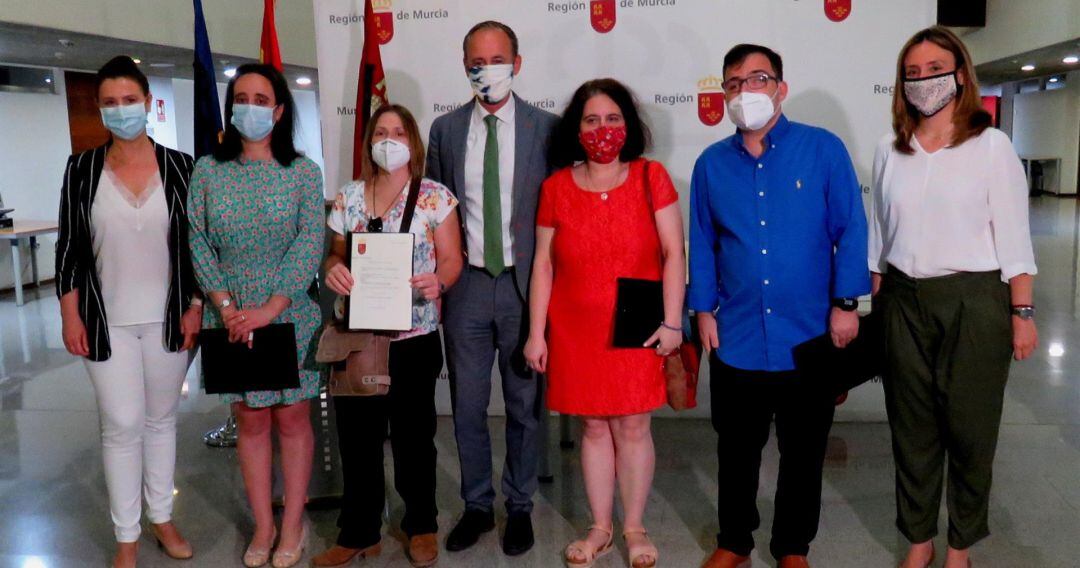 El consejero Javier Celdrán posa junto a los nuevos empleados públicos