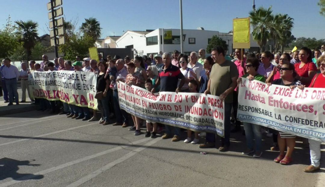 Una de las manifestaciones de la Plataforma en Defensa del Río Guadalquivir a su paso por Andújar