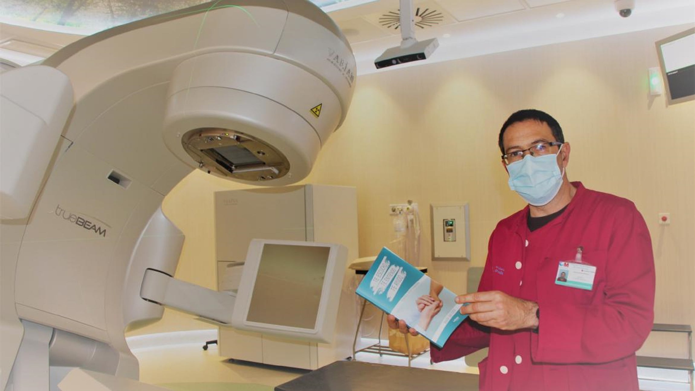 Basilio López,  técnico del Servicio de Oncología Radioterápica del Hospital de Fuenlabrada, ha escrito un libro que recoge las claves de la relación paciente y profesional sanitario.