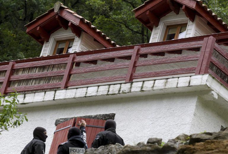 La policía francesa custodia la casa rural de Saint Etienne de Baigorri, en Francia, donde han fueron detenidos David Pla e Iratxe Sorzabal. EFE/Juan Herrero